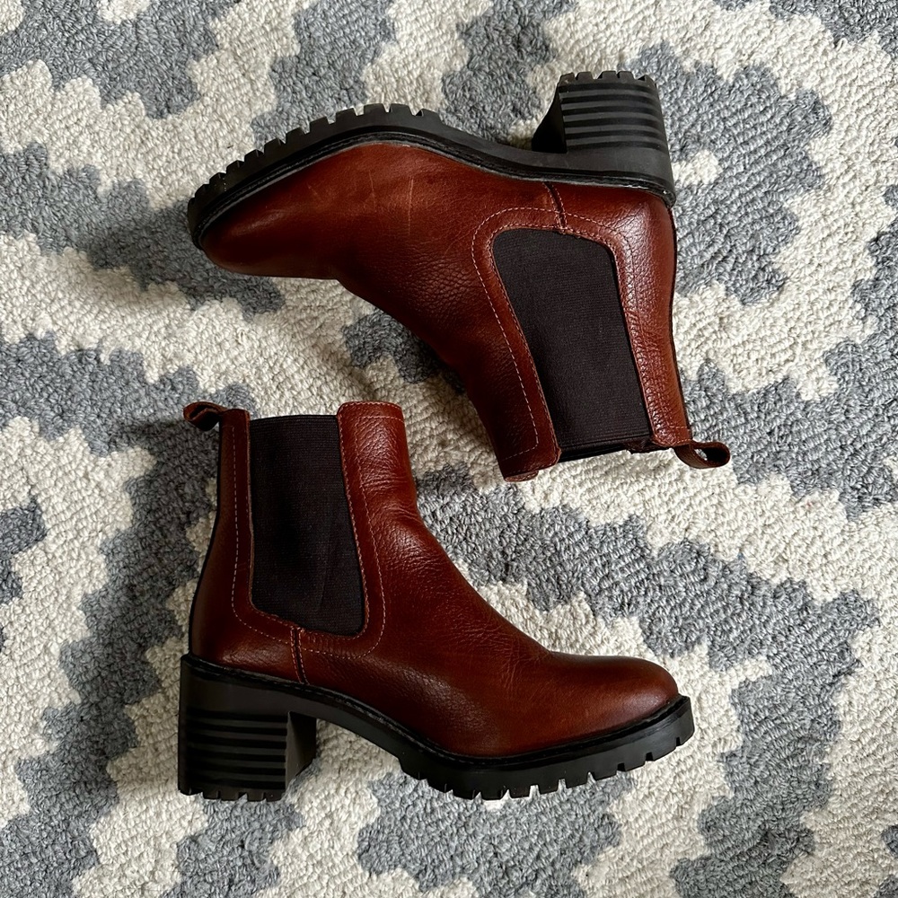 Oker brown leather Chelsea boots US7
